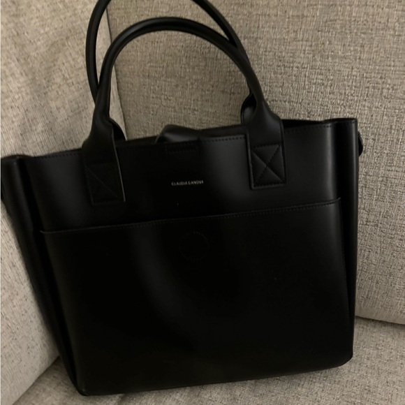 Claudia Canova Single Pocket Tote in Black - Picture 2 of 3